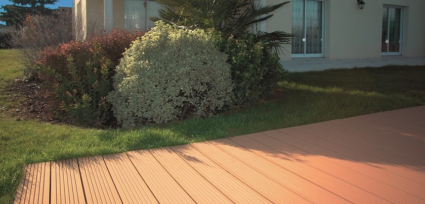 Comment remplacer une lame de terrasse composite ?